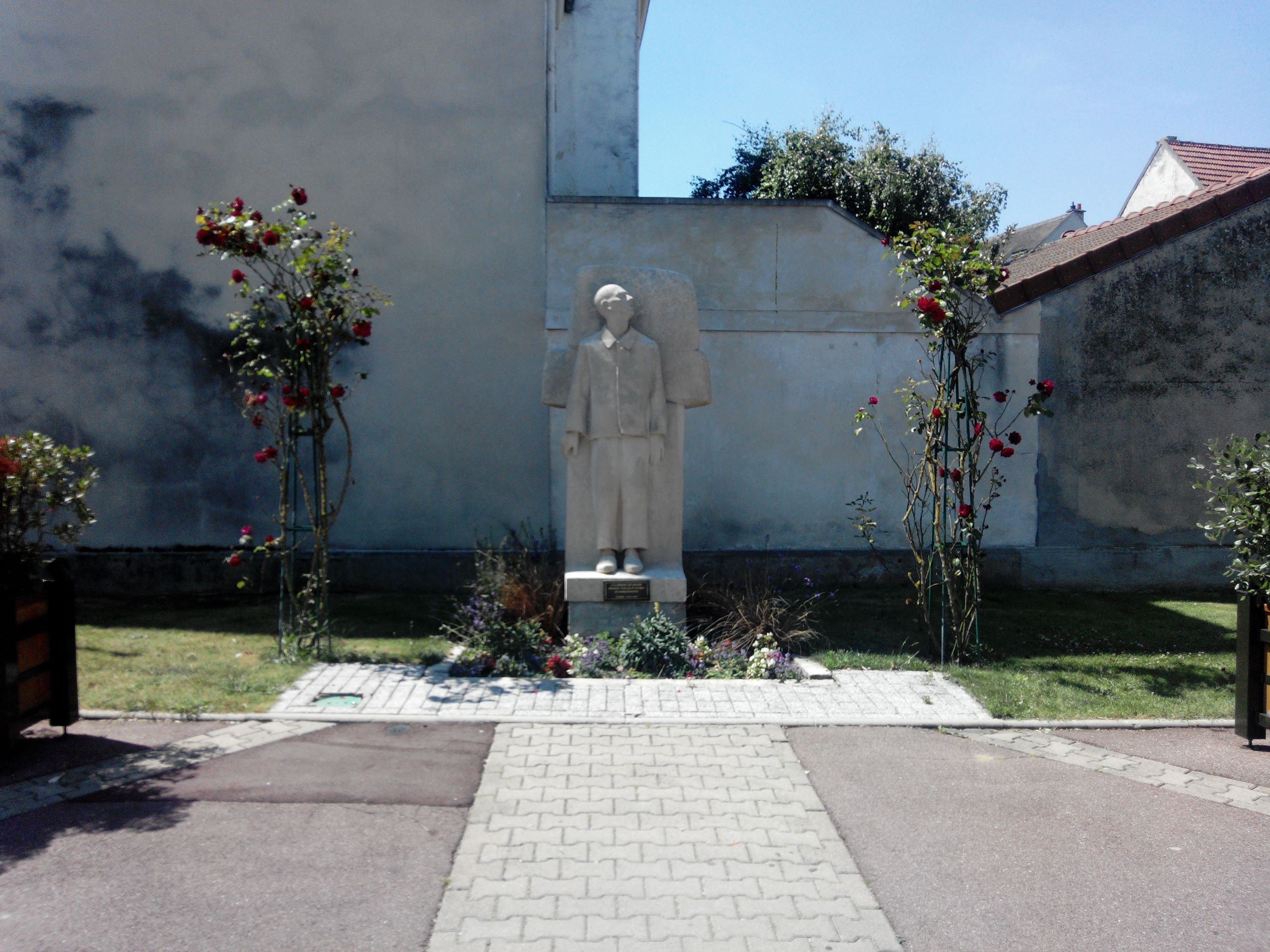 Monument Aux Morts Des Fusillés Et Déportés De Meaux (77)